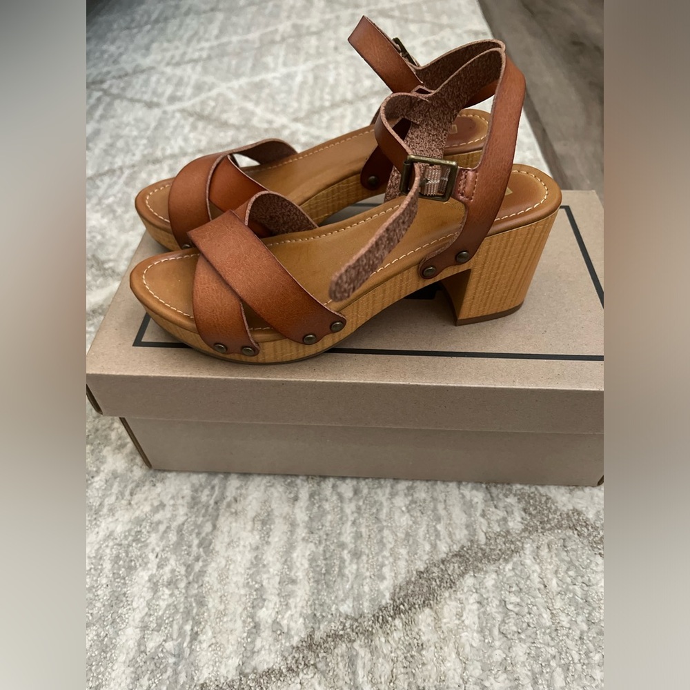 MIA Tan Cross-Strap Sandal Clogs Size 6 - Picture 4 of 7